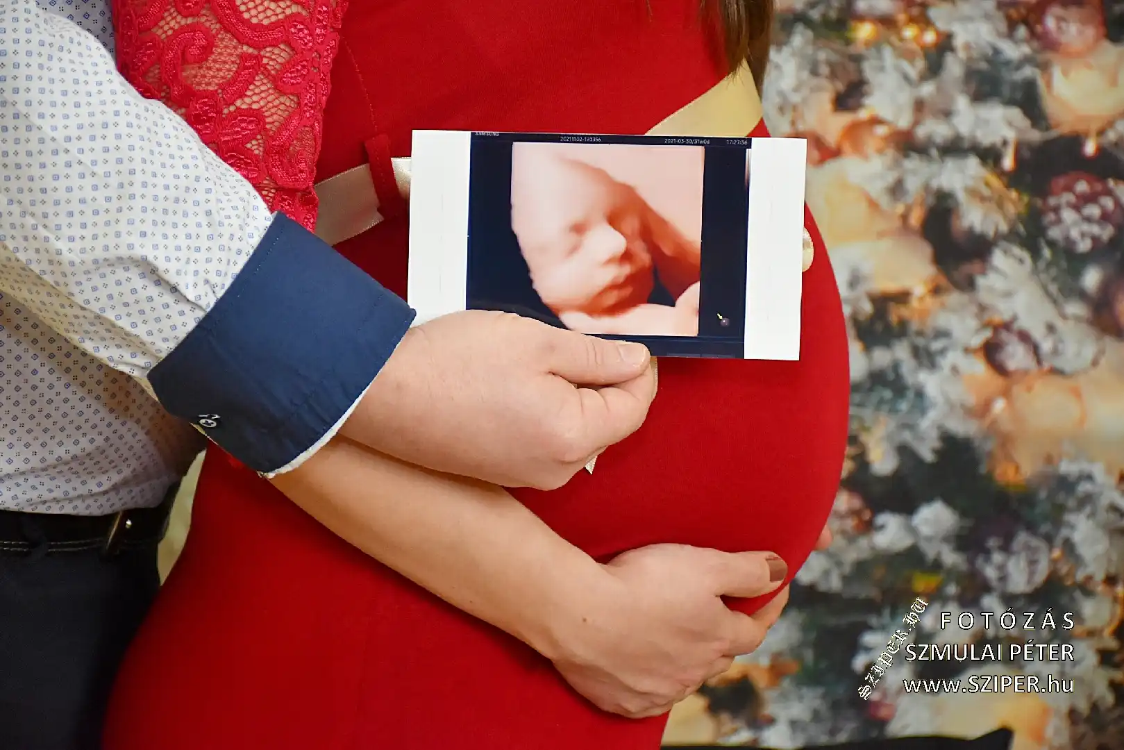 Karácsonyi kismama fotózás piros ruhában ultrahang képpel